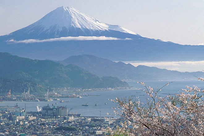 从日本平上瞭望富士山和清水港的风景