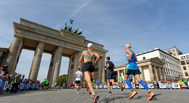 柏林战纪 | 穿过勃兰登堡门，柏林马拉松赛事报道