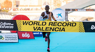 26分38秒路跑十公里新纪录诞生 莫法拉重回跑道剑指东京奥运奖牌| 跑圈十件事