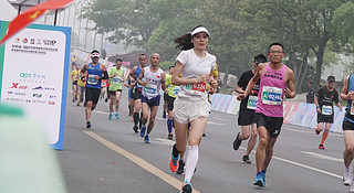 在扬州跑马拉松时，一个小时会有多短暂？