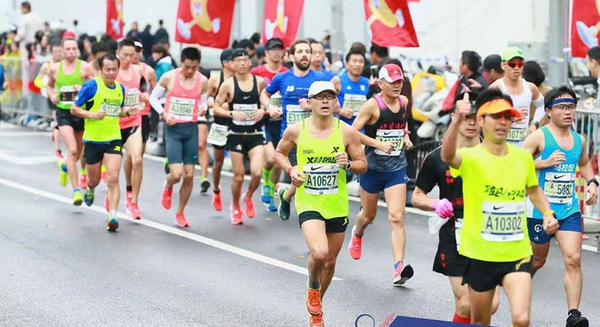 风雨寒冷中颠跑－2018上海国际马拉松赛记