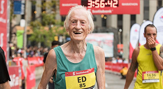 人物 | 74岁全马进三 85岁进四：世界上最能跑的老头