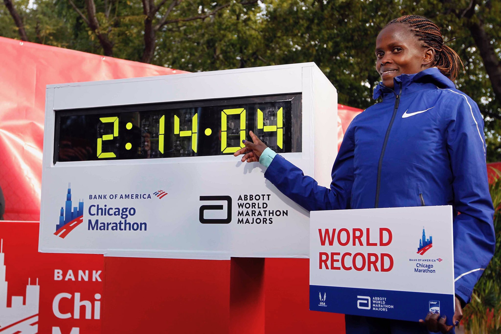 女子马拉松纪录诞生 相当于男子纪录1小时58分 | 跑圈十件事