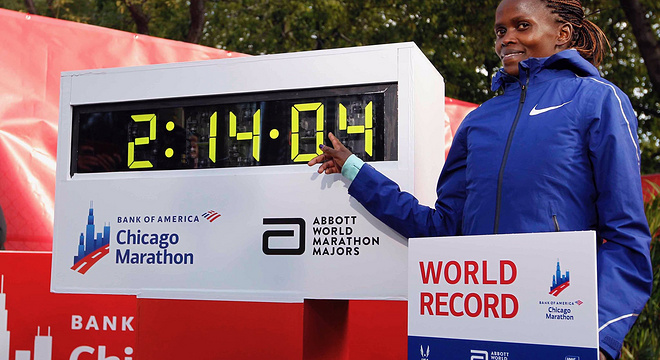女子马拉松纪录诞生 相当于男子纪录1小时58分 | 跑圈十件事