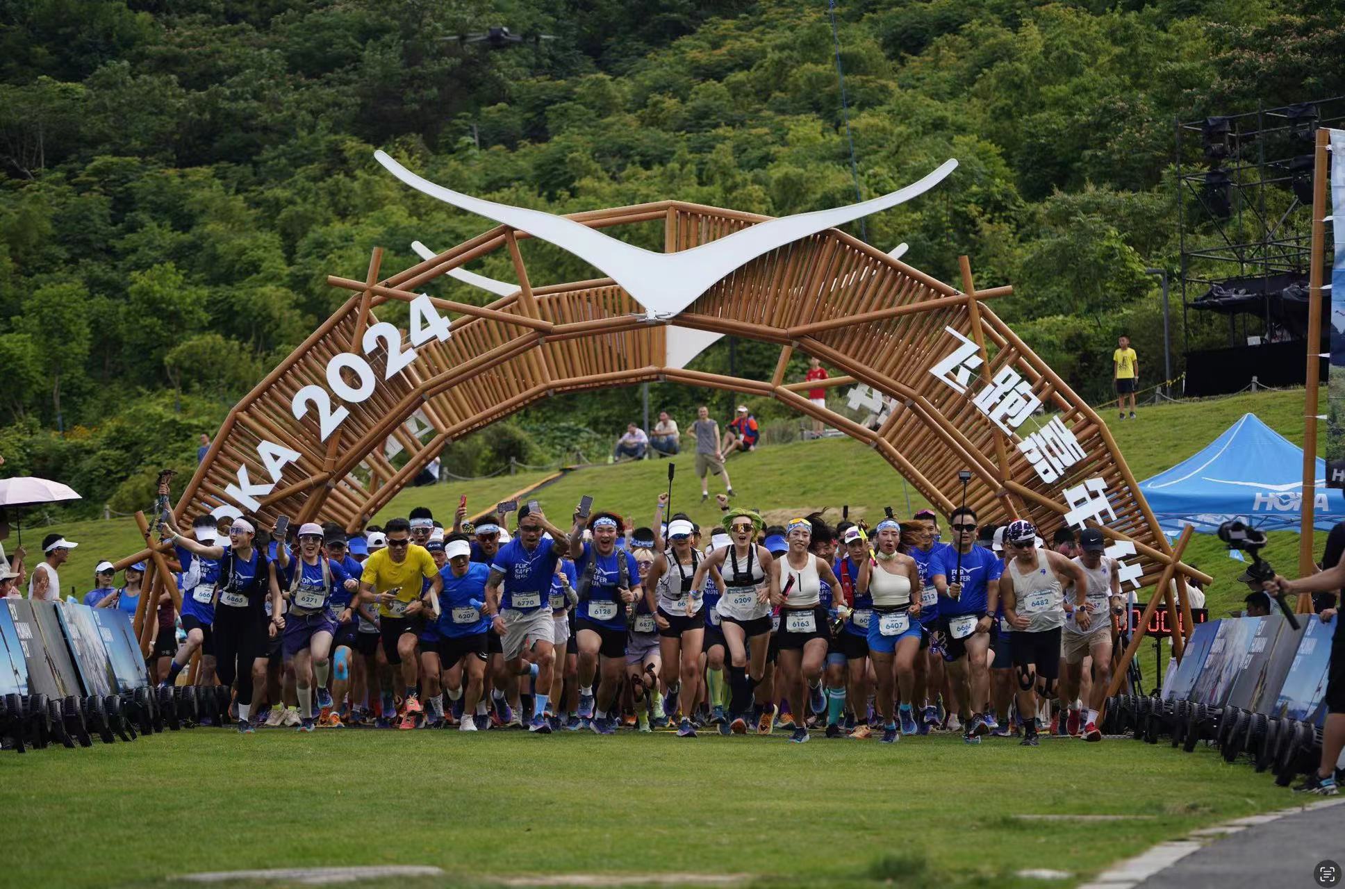 飞抵山巅 “野，就一步”！ 2024 HOKA飞跑嘉年华携近千名跑者解锁越野新体验  