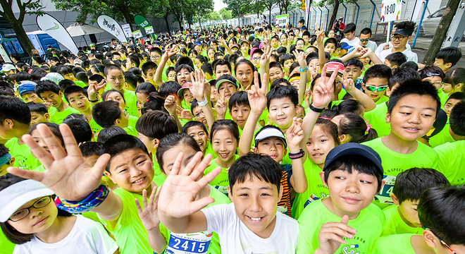 现场丨从武汉来到上海 只为了让孩子参加一场4.2公里的比赛