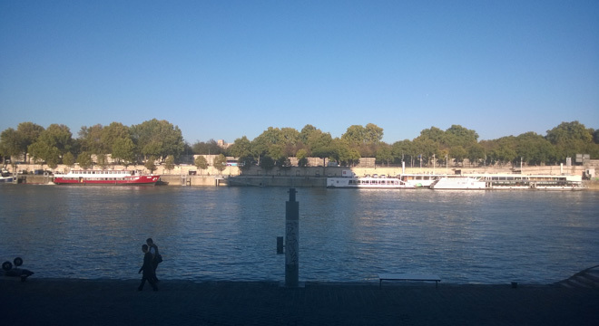 跑在巴黎塞纳河畔
