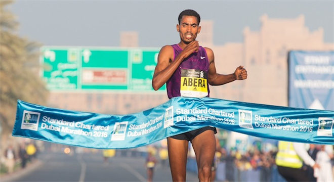 回顾 | 迪拜马拉松：最壕马拉松，跑出1米93的“黑马”冠军