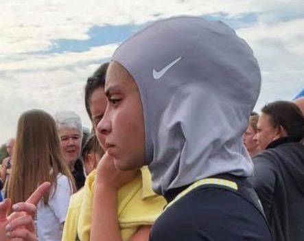 穆斯林学生因为戴头巾被取消跑步比赛资格