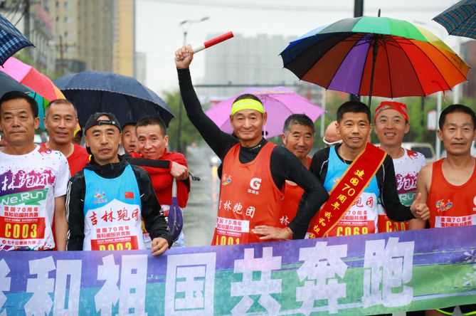 祝福祖国70华诞 | 风雨中，他们为谁而跑